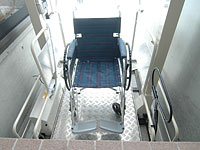 車椅子用リフト(1Fポーチ)